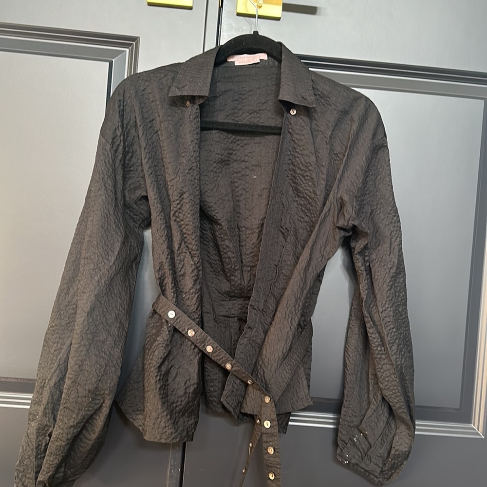VINTAGE BCBG MAXAZRIA COLLECTION Black Cotton Blouse With Azure Button Belt